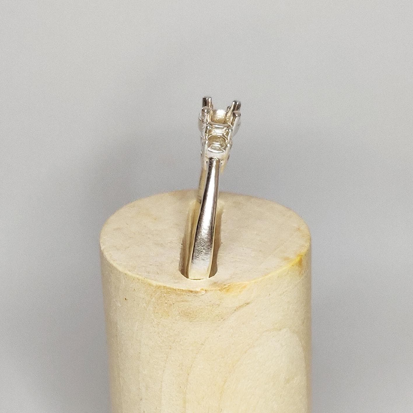 Side view of a 3 stone prong setting ring
