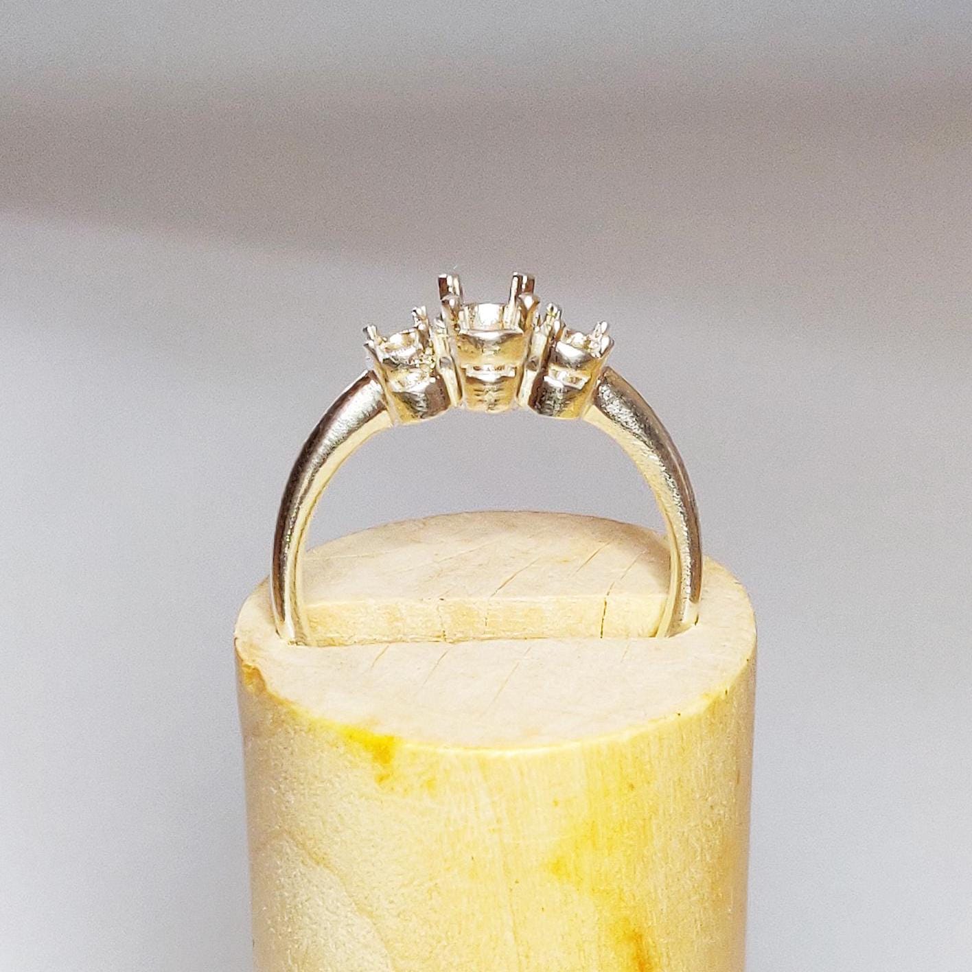 Front view of a 3 stone prong gallery setting ring