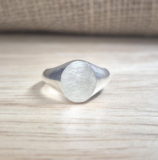 Front facing oval signet ring in silver.