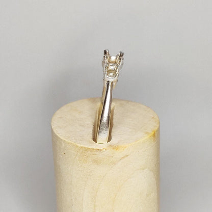 Side view of a 3 stone prong setting ring