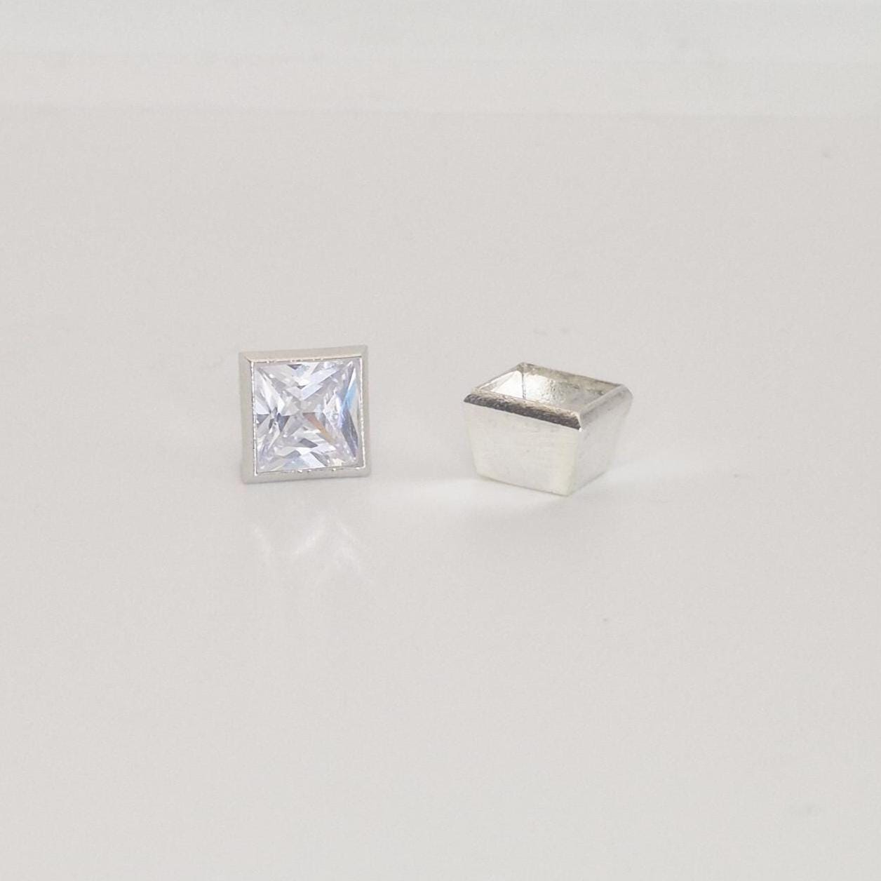 Princess cut square gemstone with 7mm sterling silver bezel setting cup, open and closed views.