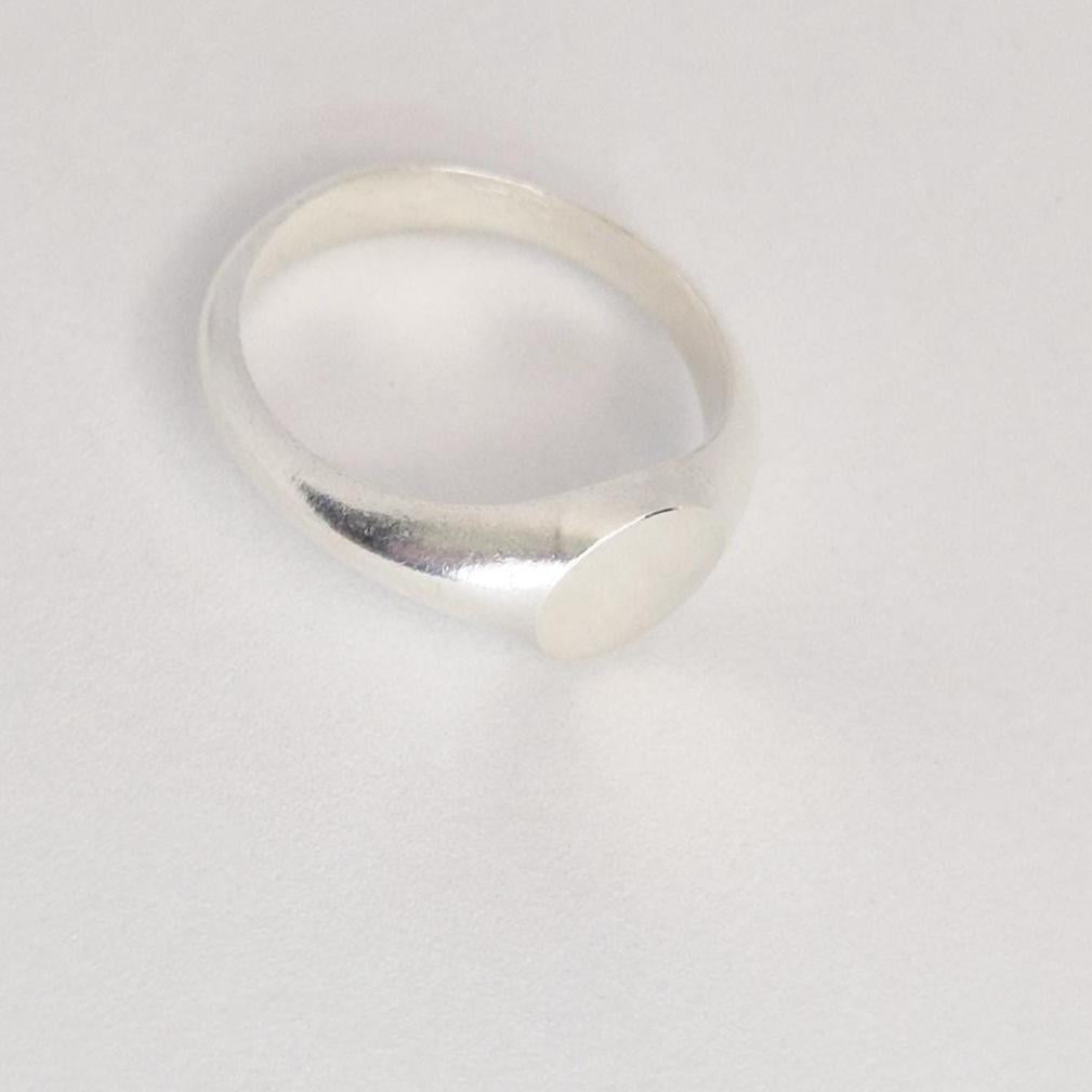 Side profile of round signet ring showing band thickness and tapered shoulders