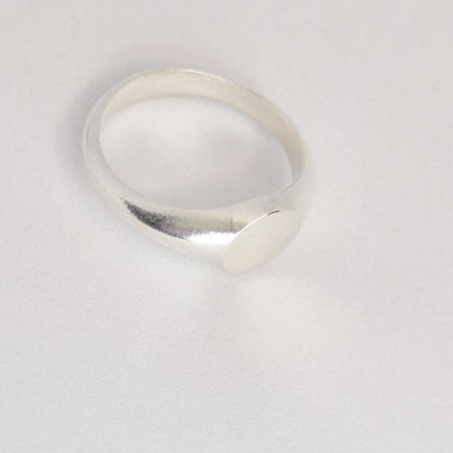 Side profile of round signet ring showing band thickness and tapered shoulders