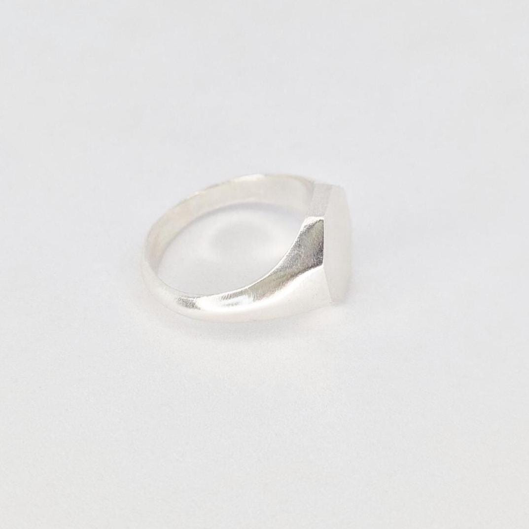 Octagon signet ring blank side view with polished shoulder and flat engraving surface